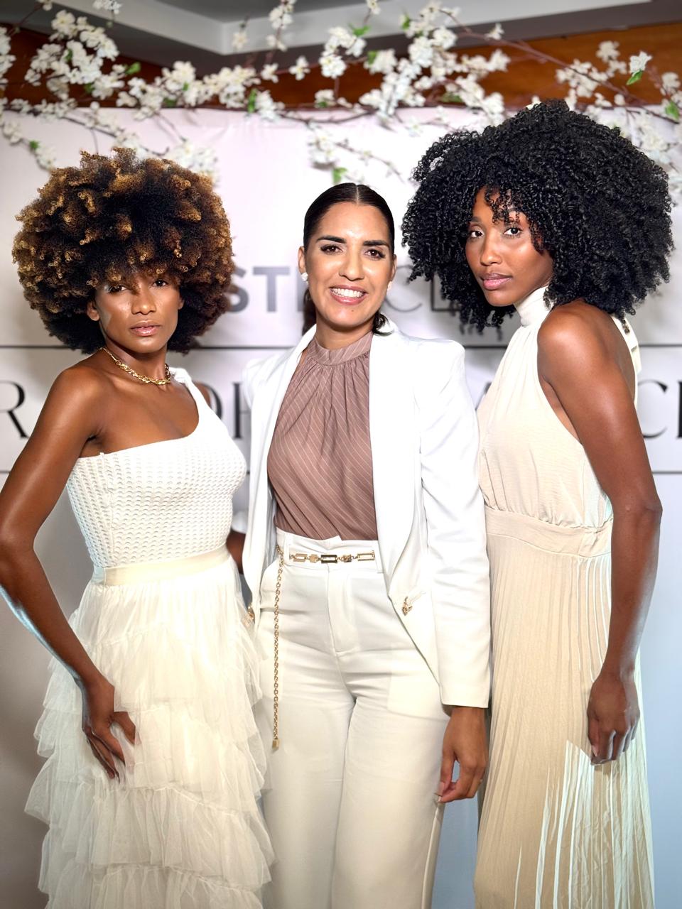 Modelo editorial com cabelos cacheados naturais